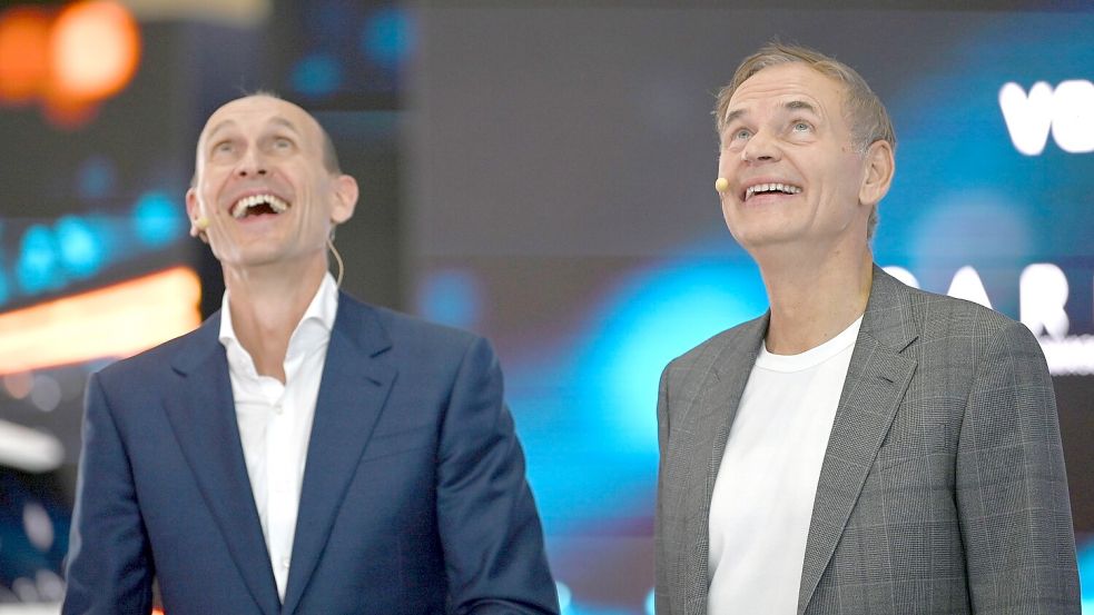 Volkswagen-Chef Oliver Blume (r) und Volkswagen-Vorstandmitglied für China, Ralf Brandstätter, in Shanghai. Der Konzern investiert trotz Schwierigkeiten viel Geld in die neue Technologie. Foto: Johannes Neudecker/dpa