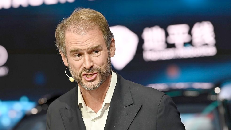 Cariad-Chef Bosch bezeichnete die neuen Produkte als KI-Chips. Foto: Johannes Neudecker/dpa