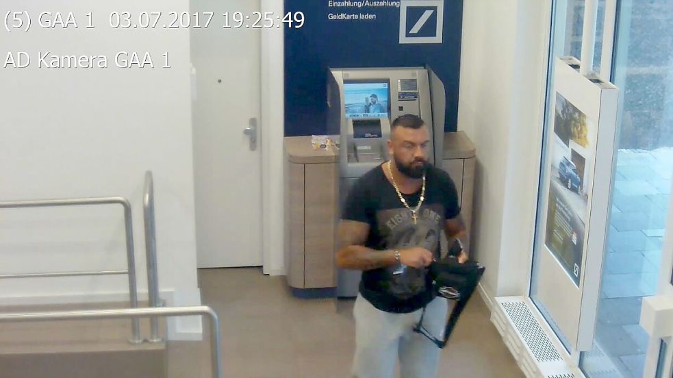 Seit 2017 vermisst: Die letzte bekannte Aufnahme von Rezan Cakici zeigt ihn 2017 in einer Bankfiliale in Oldenburg. Foto: Polizeiinspektion Oldenburg
