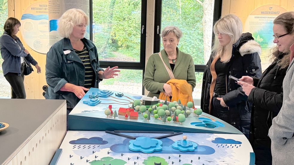 Interessierte können anhand eines Modells die Größe des Wasser-Wald-Zentrums und seiner Umgebung in Schortens erfassen. Foto: Hermanns/OOWV