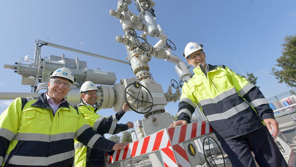 Mit dem SPD-Politiker Olaf Lies (Mitte) eröffneten die Uniper-Bosse Holger Kreetz (links) und Michael Lewis im August 2024 die Wasserstoff-Speicheranlage in Upleward. Foto: Klaus Ortgies/Archiv