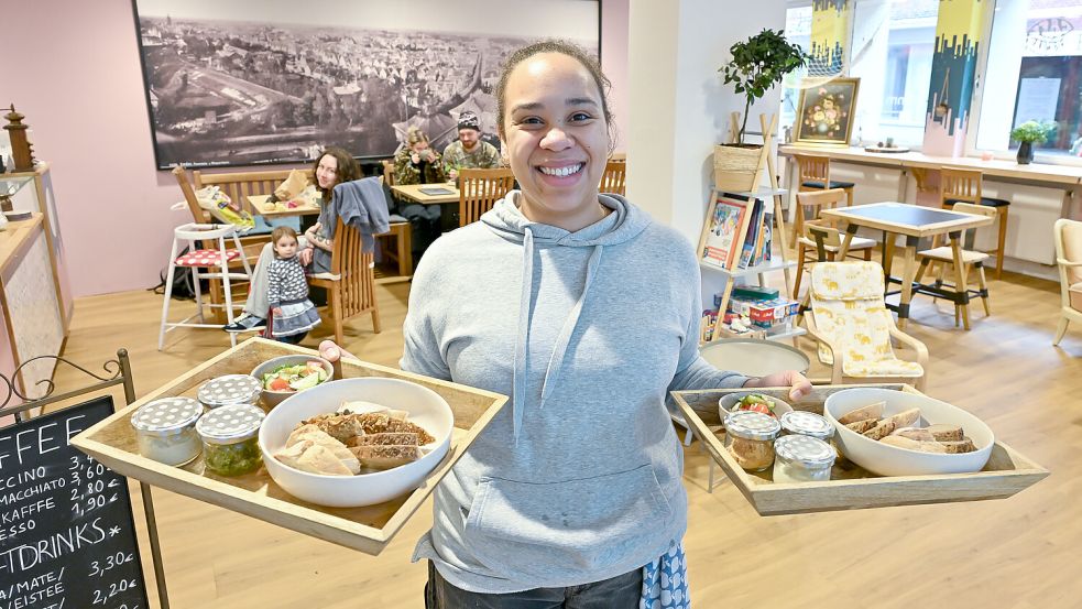 Sherina Cicek hat im September das Café „Nebenan" im Ostfriesischen Landesmuseum eröffnet. Foto: Klaus Ortgies