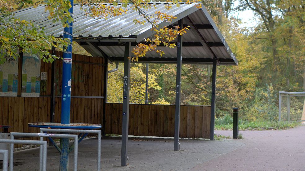 Die Wetterschutzhütte am Ems-Jade-Kanal in Aurich bietet seit Oktober weder Tische noch Bänke. Foto: Jurij Babanin