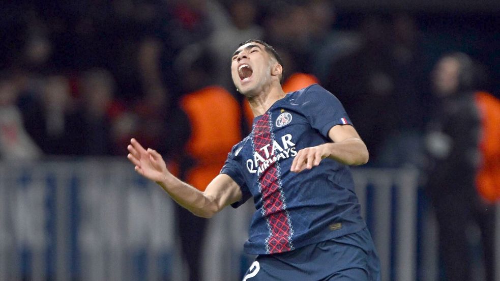 Der Moment, der das Spiel veränderte: Luis Díaz (unten) foult Achraf Hakimi und sieht danach die Rote Karte. Foto: Federico Gambarini