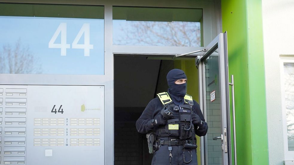 Die Beamten sicherten am frühen Morgen Material. Foto: Manuel Genolet