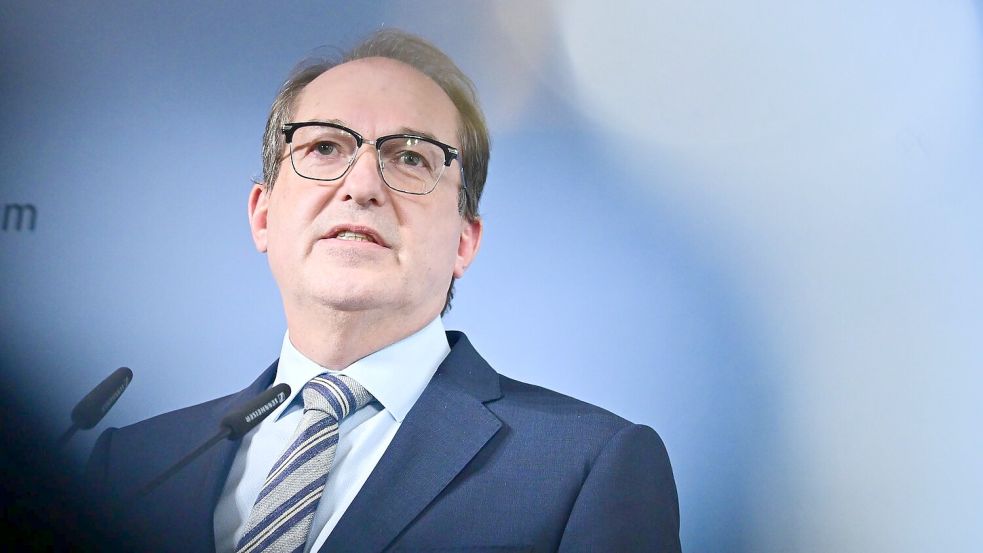 Dobrindt will Islamisten mit aller Härte des Rechtsstaats begegnen. Foto: Sebastian Christoph Gollnow/dpa