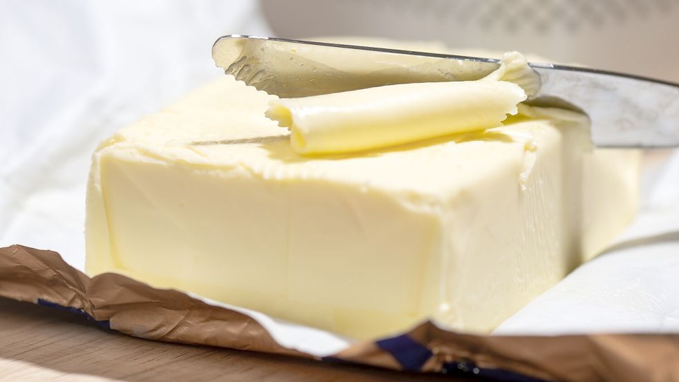 Die Preise für Butter fallen derzeit deutlich – zur Freude der Verbraucher, zum Leid der Milchbauern. Foto: Hendrik Schmidt/dpa
