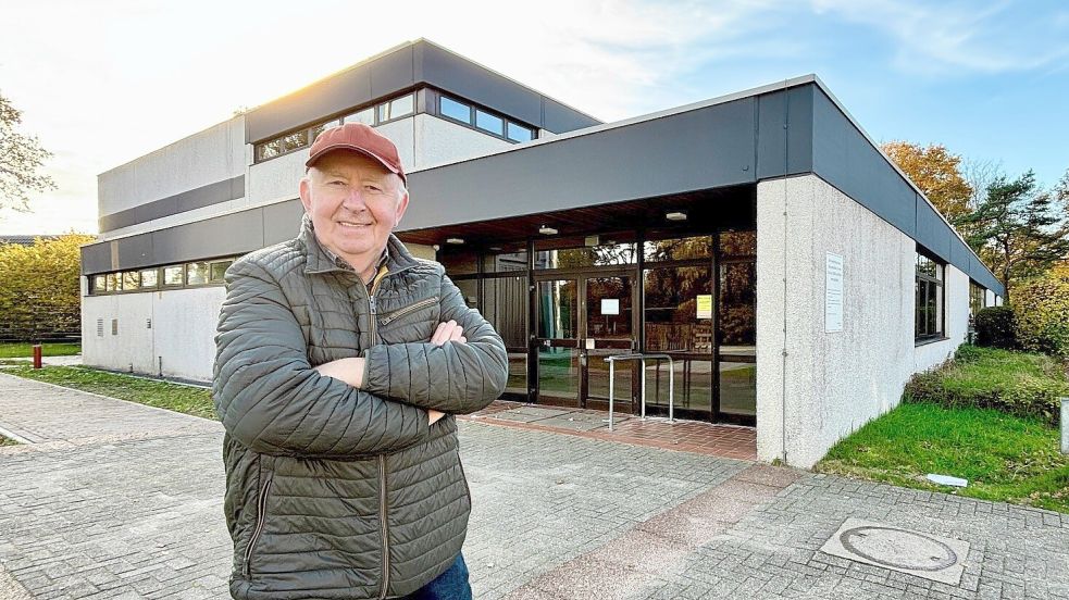 Ernst Baumann ist Vorsitzender vom VfB Uplengen. Sein Verein nutzt die Räume der Sporthalle an der Oberschule Uplengen. Doch die ist nun gesperrt. Foto: Klaus Ortgies