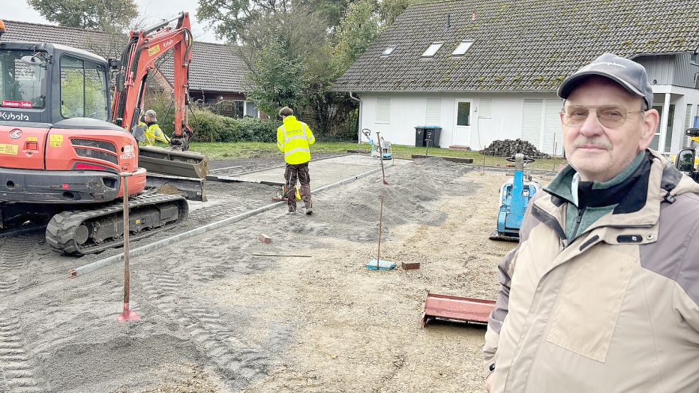 Der Völlenerfehner Jan Feldick freut sich darüber, dass die Gemeinde Westoverledingen seinen Anregungen gefolgt ist und neue Parkplätze bei der Arztpraxis geschaffen hat. Mittlerweile sind die acht zusätzlichen Parkplätze fast fertiggestellt. Foto: Carsten Ammermann