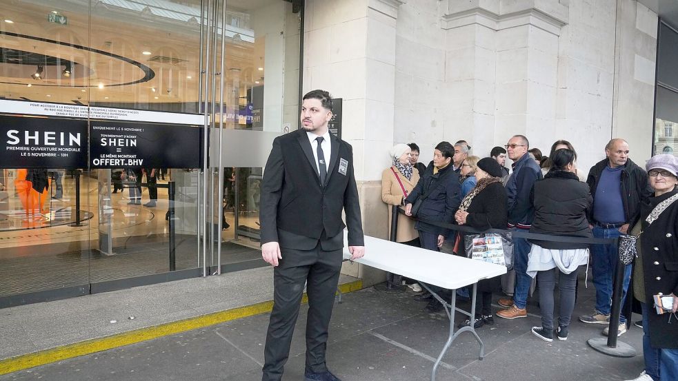 Viele Menschen standen vor der Eröffnung stundenlang Schlange. Foto: Thibault Camus/AP/dpa