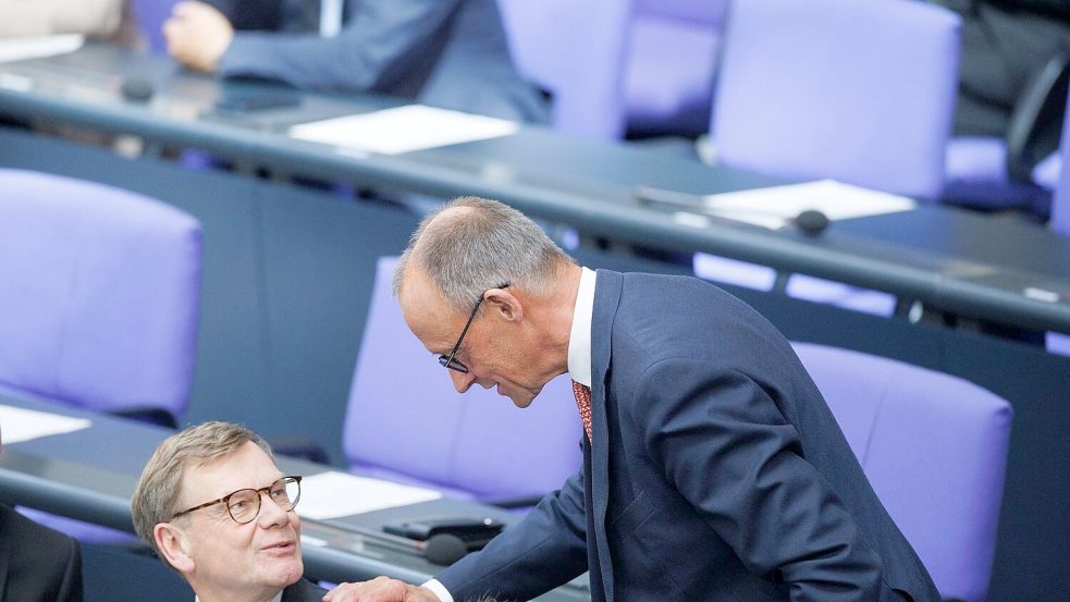 Außenkanzler und Außenminister: Friedrich Merz und Johann Wadephul (beide CDU) während der Generaldebatte zum Haushalt im Bundestag. Foto: Carsten Koall/dpa