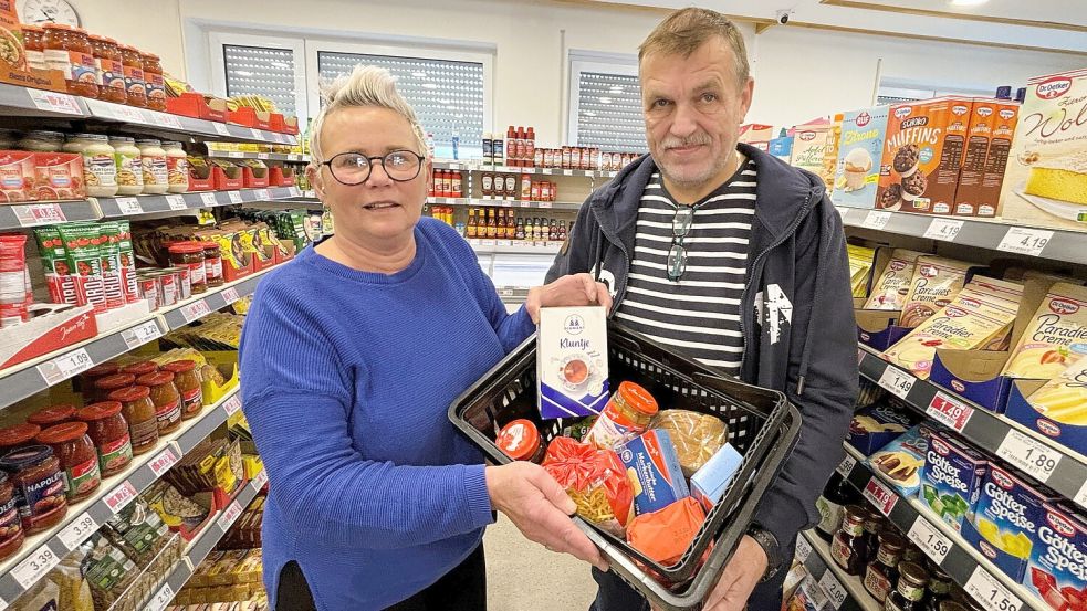 So sieht ein für 15 Euro gefüllter Einkaufskorb aus. Schon diese Menge pro Einkauf würde dem Dorfladen weiterhelfen, sagen Ilona Beyen und Haralt Theilken. Foto: Nicole Böning