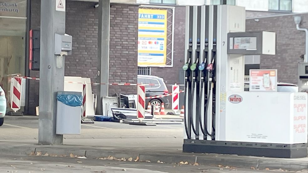Die beschädigten Teile lagen noch am Montag auf dem Gelände der Tankstelle am Deverweg. Foto: Michael Kierstein
