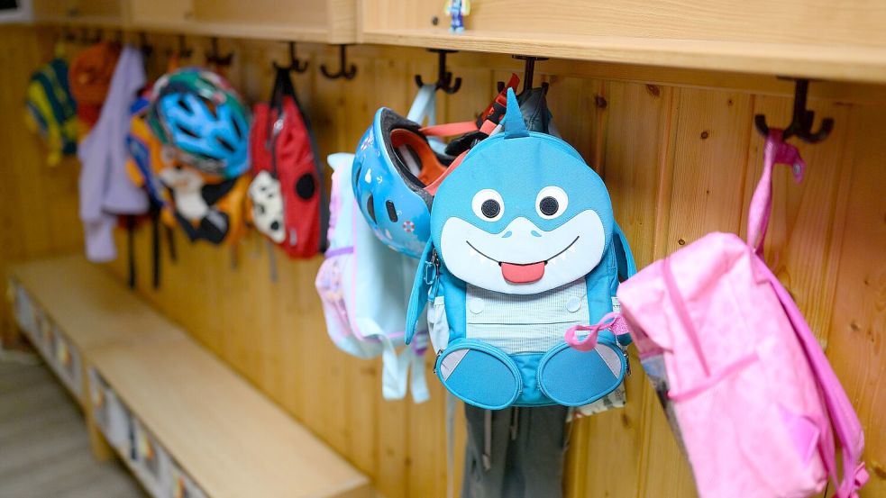 Kinderrucksäcke hängen in der Garderobe einer Kita. Für die Kinder aus Haxtum, Extum und Rahe wird noch ein weiterer Kita-Standort neben der Kita Upstalsboom gesucht. Foto: DPA