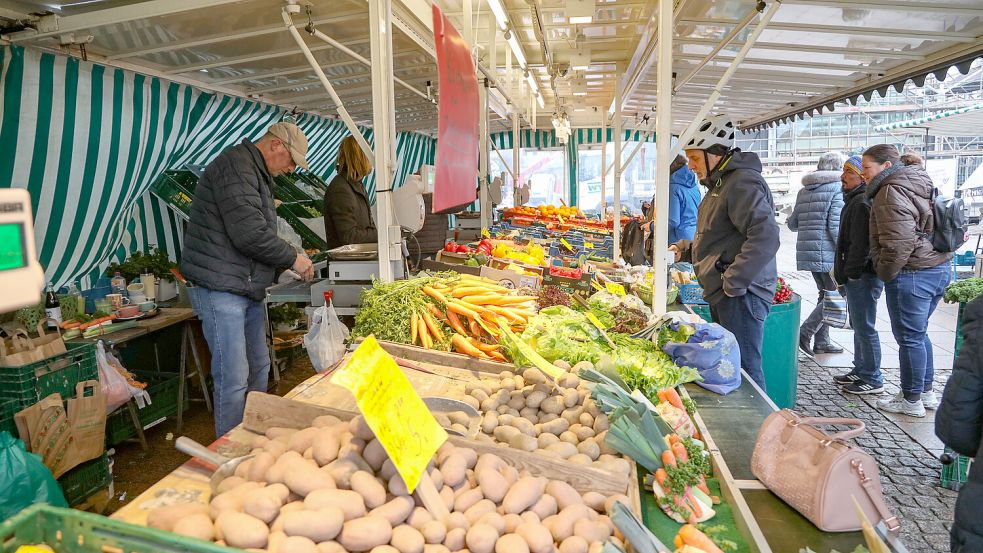 Frisches Obst und Gemüse sind auf dem Wochenmarkt bei den Kunden beliebt. Foto: Archiv/Romuald Banik