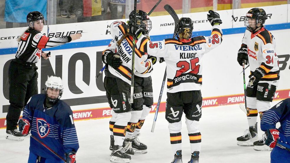 Deutschlands Spielerinnen bejubeln das Führungstor Foto: Peter Kneffel