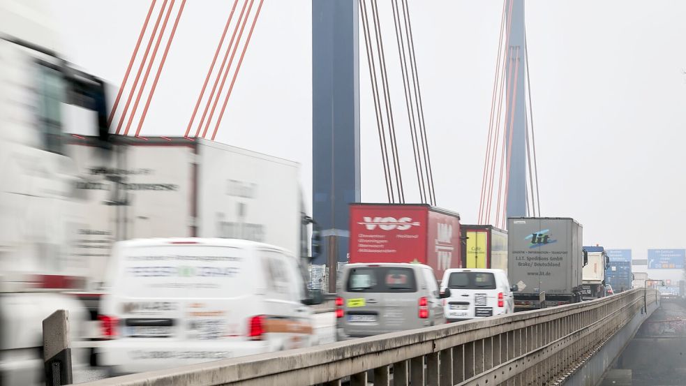 Müsste die Norderelbbrücke kurzfristig gesperrt werden, wäre der volkswirtschaftliche Schaden immens. (Archivbild) Foto: Christian Charisius