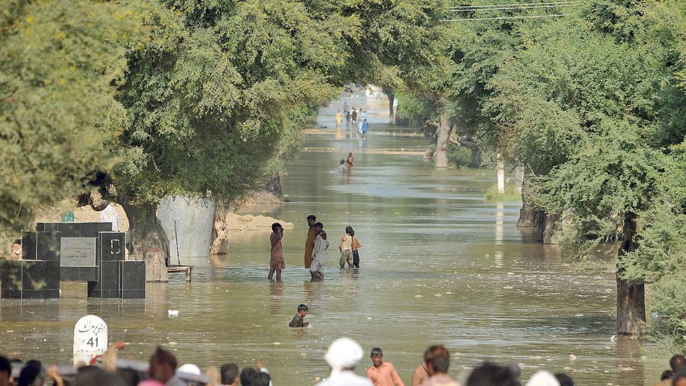 Tausende Tote und Verletzte hatten die Überschwemmungen in Pakistan im September zur Folge. Vor der Weltklimakonferenz fordert die Welthungerhilfe mehr Engagement für Klimaanpassungsmaßnahmen. Foto: IMAGO/Muhammad Reza
