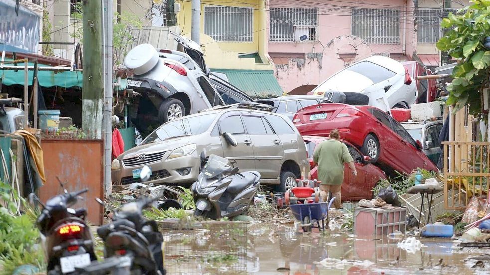 Der Taifun hat zahlreiche Autos aufeinander geschleudert. Foto: Jacqueline Hernandez/AP/dpa