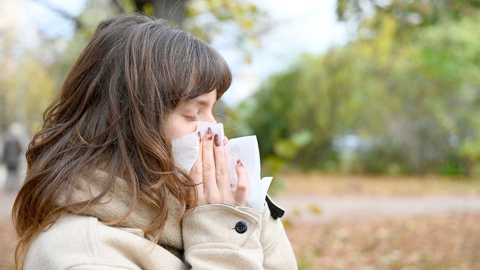 Wer niesen muss, sollte sich von anderen Personen abwenden und ein Taschentuch oder die Armbeuge vor Mund und Nase halten (Symbolbild). Foto: Elisa Schu/dpa
