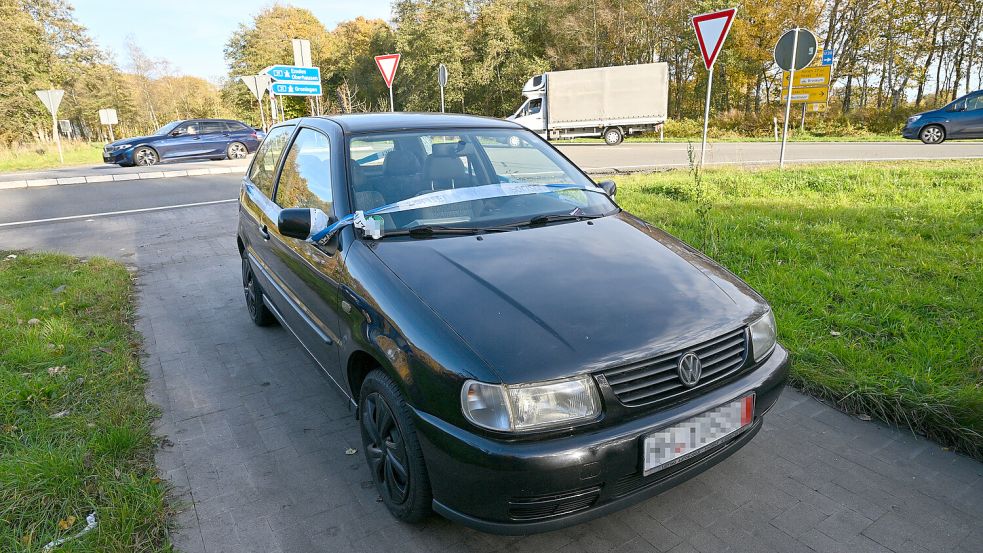 Das Auto steht schon eine Weile nah der Autobahnauffahrt. Foto: Klaus Ortgies