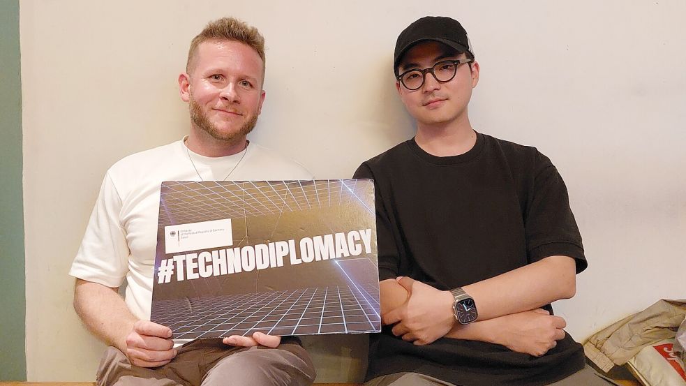 David Bieger (links, Deutsche Botschaft Seoul) und Joon Kwak (DJ) setzen sich leidenschaftlich für Techno in Südkorea ein. Foto: Felix Lill