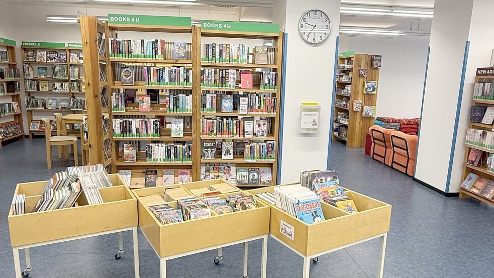 Die Regale und Medienkisten sind aus dem Vossenhus mit an den Neuen Weg gekommen. Foto: Stadt Norden