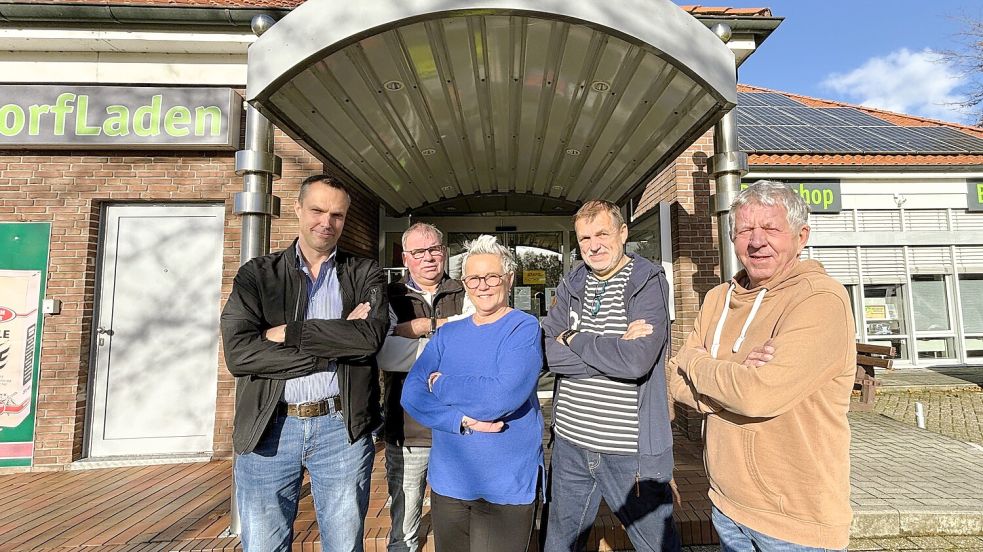Sie sind entschlossen, den Dorfladen in Strackholt mit dem Team durch die schwere Zeit zu bringen (von links): Udo Schöttler, Martin Reimers, Ilona Beyen, Haralt Theilken und Manfred Rupp. Foto: Nicole Böning