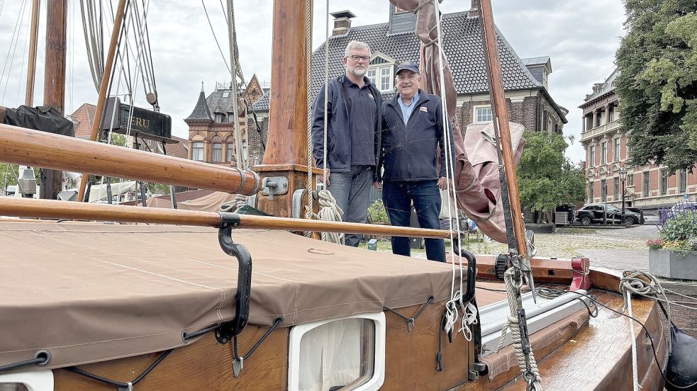 Der Vorsitzende des Schipperklottje, Eilert Stöter (rechts), und Ralf Huneke, einer der beiden 2. Vorsitzenden, stellten das Programm des Traditionsschiffetreffens vor. Foto: Jonas Bothe