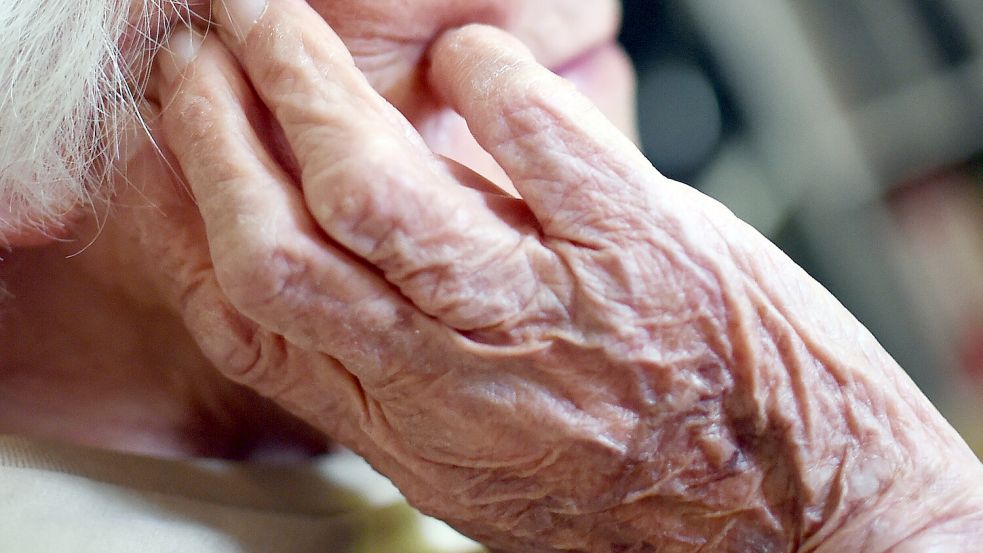 Alte Menschen sollten nicht alleingelassen werden. Foto: Britta Pedersen/dpa