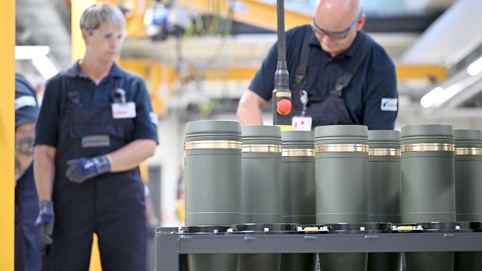 Rheinmetall-Mitarbeiter sind im Werk Unterlüß mit dem Verschließen von 155-Millimeter-Artilleriegranaten beschäftigt. Die Nachfrage nach solcher Munition ist stark gestiegen. (Archivbild) Foto: Wolf von Dewitz/dpa