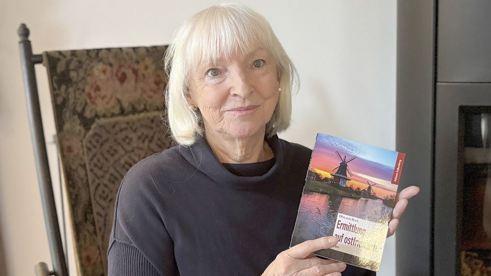 Elise Andresen-Bunjes mit ihrem Krimi „Ermittlungen auf ostfriesisch“. Foto: Madita Janßen