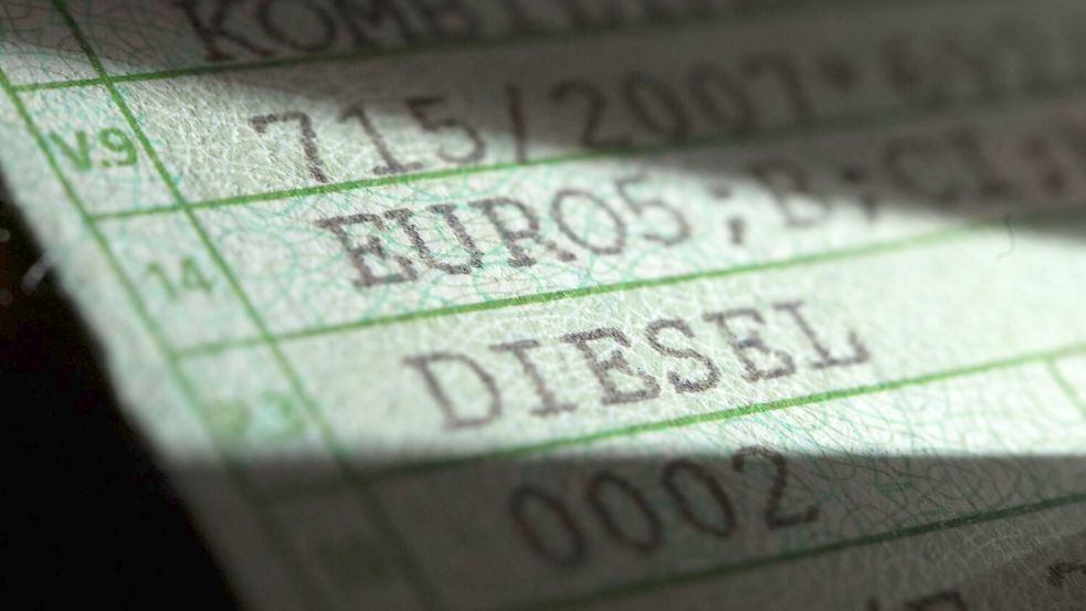 Der Papier-Fahrzeugschein könnte bald Geschichte sein. Foto: picture alliance / Marijan Murat/dpa
