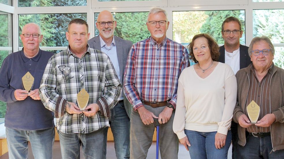 Bei der Auszeichnungen der Nachbarschaftshelden stellten sich Focke Weerts, Pascal Bunger, Thorsten Tooren, Herbert Niemeyer (Nachbarschaftshilfe), Kerstin Pauw (Bauverein), Thomas Exner (Bauverein Leer) und Tammo Bültena für ein Foto auf. Foto: privat