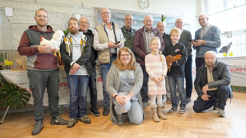 Die Mitglieder des Geflügelzuchtvereins Spetzerfehn-Großefehn freuen sich über ihre Preise (hintere Reihe, von links): Erik Janssen, Eike-Christian Uden, Lothar Jacobs, Reinhard Rademacher, Siegfried Siefken, Theo Burmeister, Frerich Ulferts, Wilhelm Kapfermann und Hermann Dirks sowie (vorne, von links): Asaja-Sarah Ahrends, Tomke Janssen, Thilko Janssen und Gerd Zimmering. Foto: Stulken
