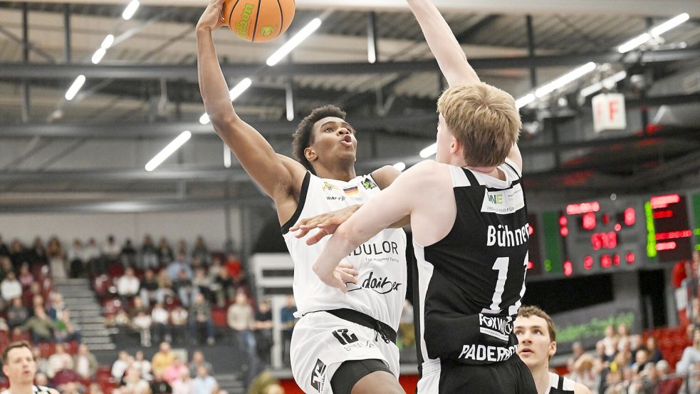 Freitag in Bremerhaven, Sonntag daheim gegen Hagen: Nach dem Erfolg gegen Paderborn nehmen die Basketballer der Artland Dragons – hier mit Elijah Ndi – viel Schwung mit in den Doppelspieltag. Foto: Rolf Kamper