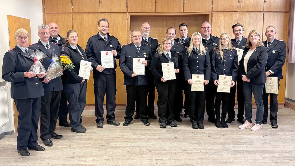 Das Foto zeigt die beförderten, geehrten und verabschiedeten Kameradinnen und Kameraden der Feuerwehr Visquard. Auch Bürgermeisterin Hilke Looden (2. von rechts) nahm an der Jahreshauptversammlung teil. Foto: privat
