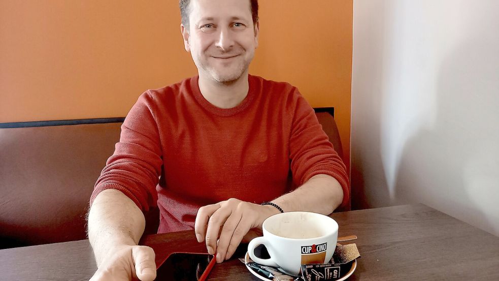 Roter Pulli, rote Handyhülle: SPD-Mann Thomas Vaupel beim Interview. Foto: Eva Marie Stegmann