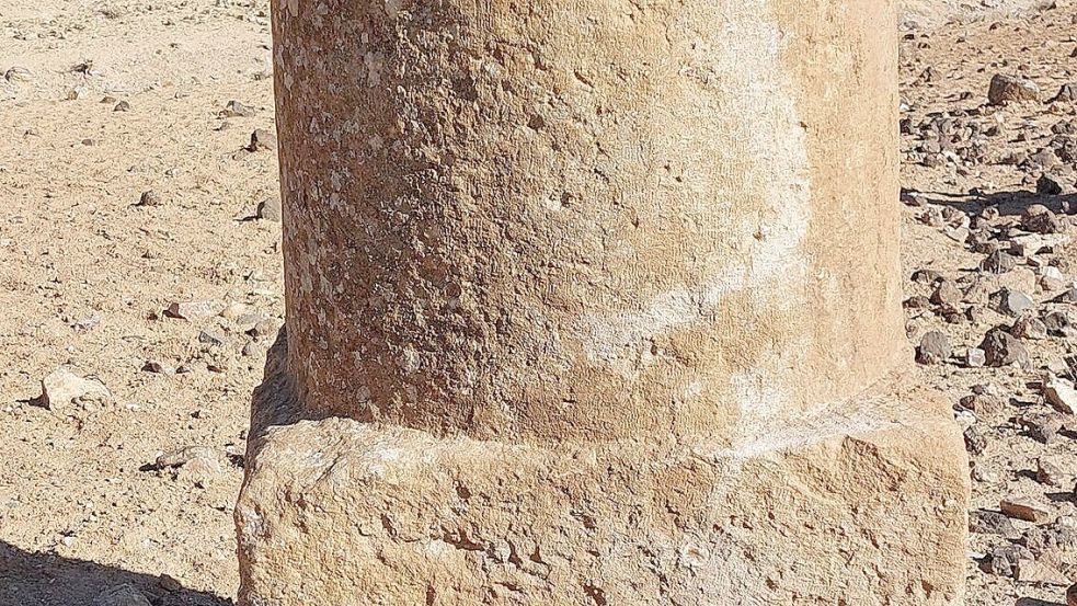Fragment eines römischen Kilometersteins an der Via Nova in Jordanien Foto: Adam Pa·out/Itiner-e/dpa