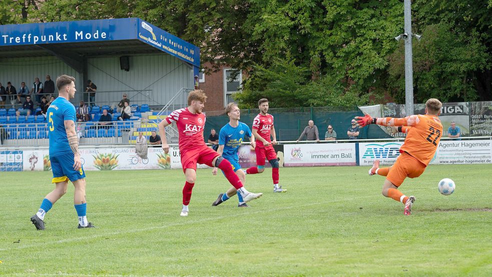 Im ersten Saisonspiel gelang Wiesmoors Janek Swyter (links) der Führungstreffer. Archivfoto. Lohmann