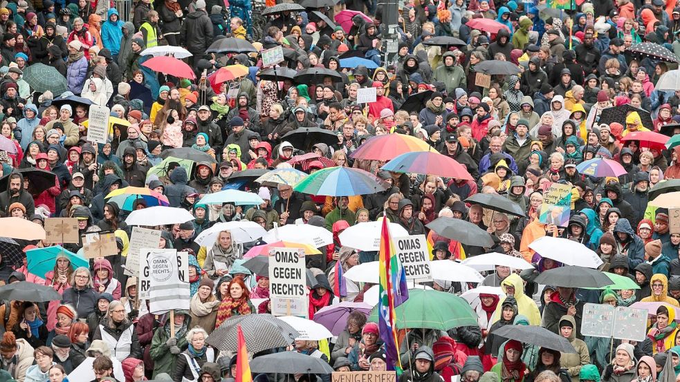 Die „Stadtbild“-Debatte hat bundesweit zu Demonstrationen geführt. (Archivbild) Foto: Focke Strangmann/dpa