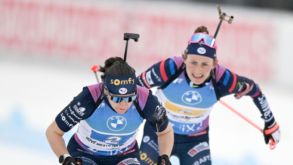 Julia Simon (l) darf nach dem Kreditkartenbetrug an ihrer Teamkollegin Justine Braisaz-Bouchet (r) bei Olympia teilnehmen. (Archivbild) Foto: Hendrik Schmidt
