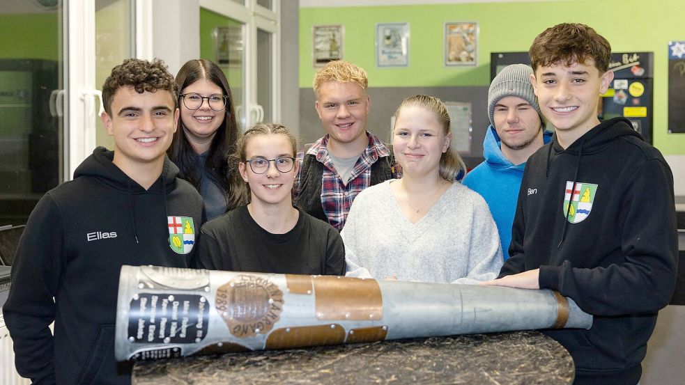 Angehende 20-Jährige organisieren das Ausrufen der Paare. Foto: Laszlo Pinter