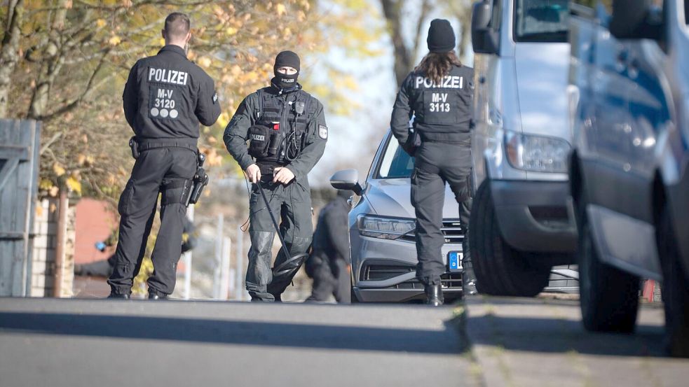 Die Polizei durchsuchte am Donnerstag erneut Häuser. Foto: Philip Dulian
