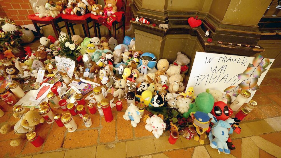 In der Marienkirche in Güstrow erinnern am Mittwoch Plüschtiere und Grablichter an den getöteten Fabian. Foto: Bernd Wüstneck