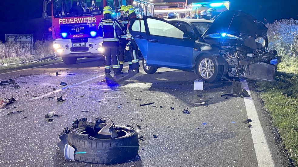 Nach dem Unfall in Georgsheil sind die Feuerwehren Uthwerdum, Wiegboldsbur und Upgant-Schott im Einsatz. Foto: Karin Böhmer