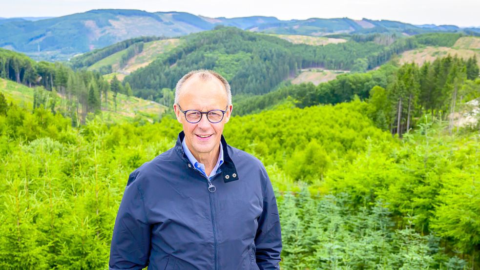 Bundeskanzler Friedrich Merz vor einem Areal im Sauerland, auf dem neue Windkraftanlagen gebaut werden. Foto: IMAGO/Funke Foto Services