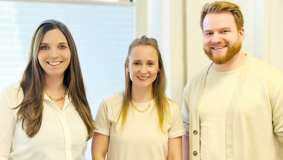 Das Team der Praxis in der Heisfelder Straße 186: Maike Heeren (links) mit Sarah Stephan und Raphael Wulf. Sie stehen gemeinsam für ein ganzheitliches Gesundheitsangebot.
