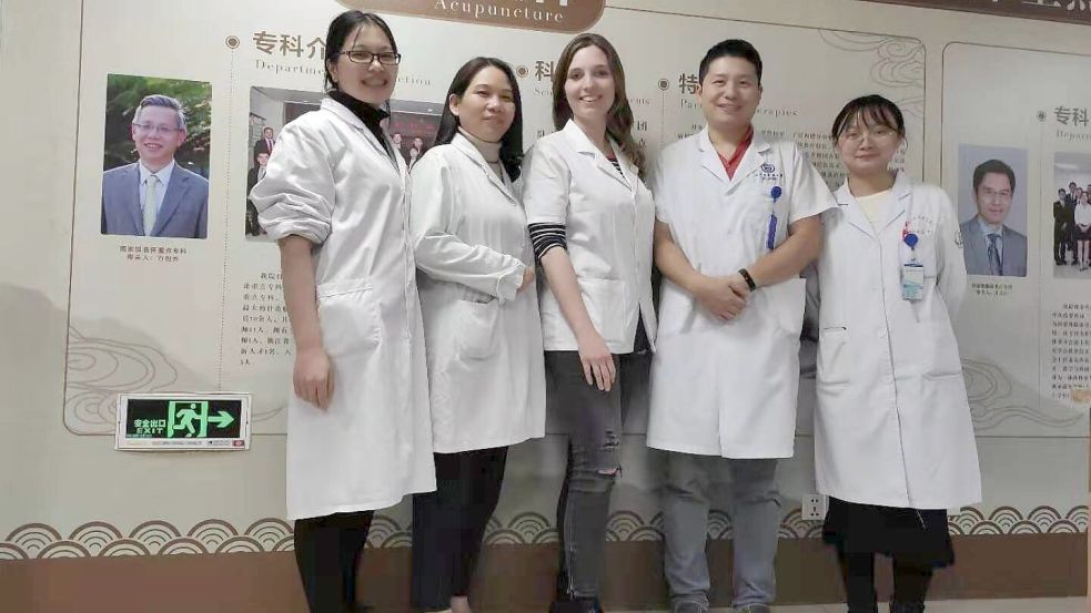 Ihr fünfjähriges TCM-Studium absolvierte Maike Heeren (Mitte) an der TCM Academy in Rheinbach sowie an der Universität in Hangzhou (China).