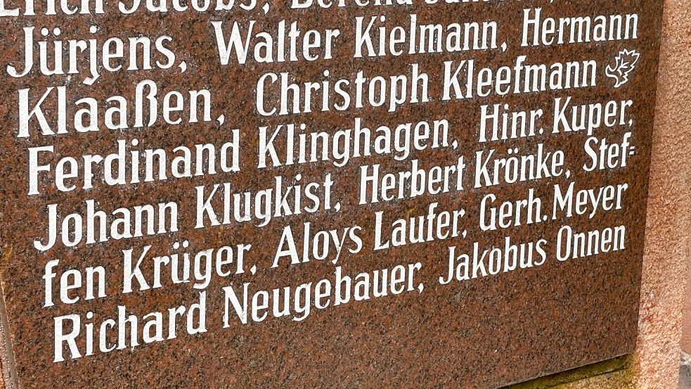 Wie mit dem Namen Jakobus Onnen umgegangen werden soll, der als Opfer des Zweiten Weltkriegs auf dem Ehrenmal steht, wollen Politik und Verwaltung in Absprache mit den Arbeitskreisen Stolpersteine und Synagogenbrand entscheiden. Foto: Tatjana Gettkowski